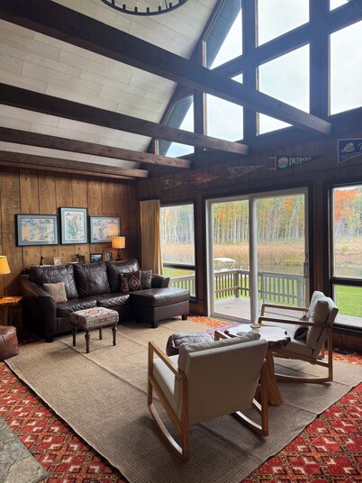 Dad's Paradise on Pigeon Cove offers WaterFront Sunrise Views and Lake Access!