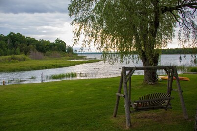 Dad's Paradise on Pigeon Cove offers WaterFront Sunrise Views and Lake Access!