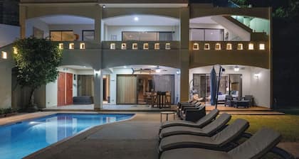 5 makuuhuoneen moderni ylellinen merenrantaravintola Jaco Beachillä - Casa Rio Mar