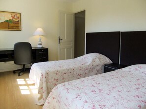 7 chambres, coffres-forts dans les chambres, fer et planche à repasser
