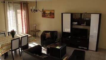 Télévision, lecteur de DVD, livres, chaßne hi-fi