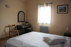 2 makuuhuonetta, silitysrauta/-lauta, ilmainen Wi-Fi, vuodevaatteet