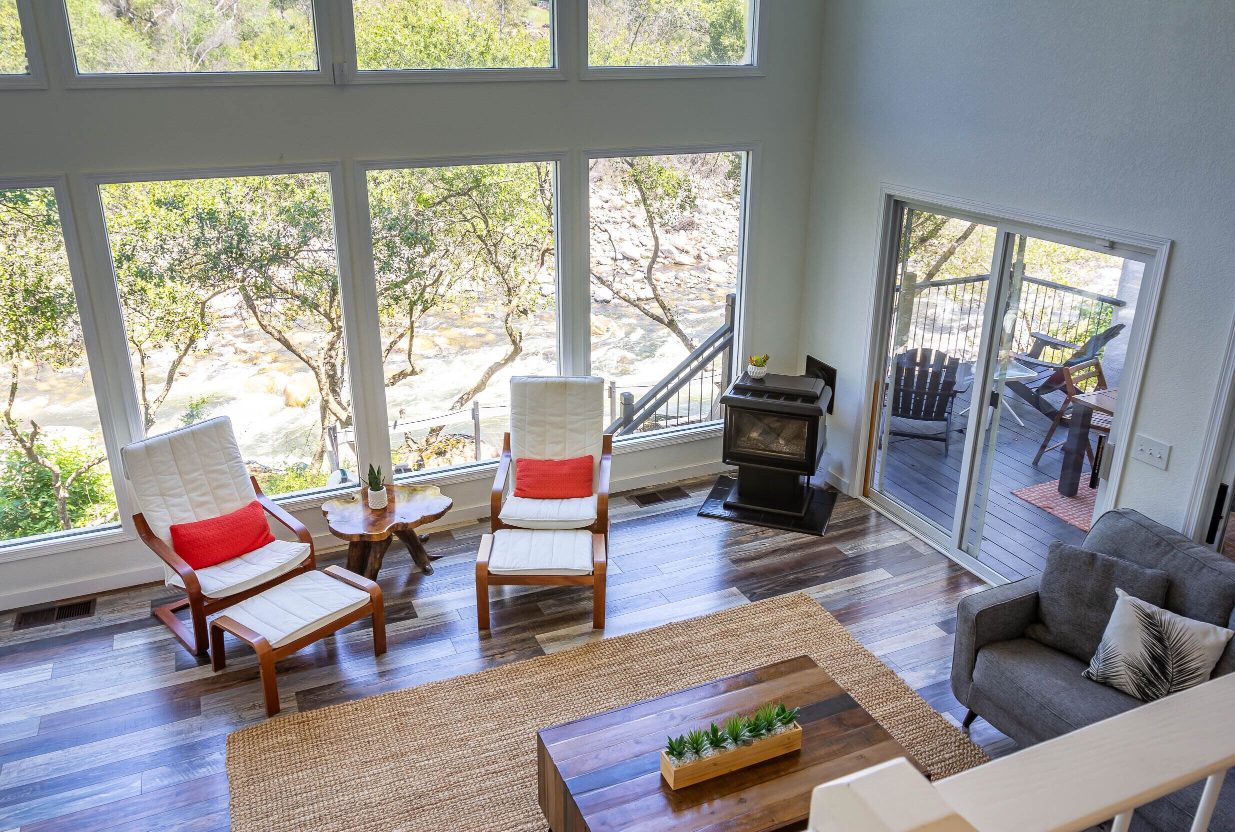 Televisión, reproductor de DVD, tenis de mesa y libros 