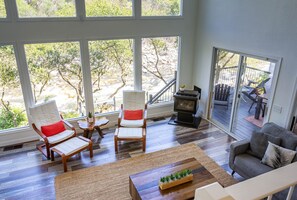 Televisión, reproductor de DVD, tenis de mesa y libros