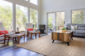 Televisión, reproductor de DVD, tenis de mesa y libros