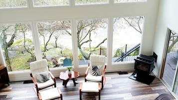 电视、DVD 播放器、乒乓球、书