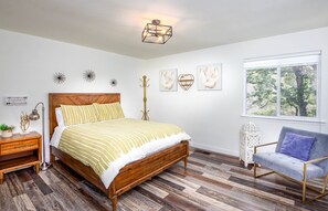 3 bedrooms, desk, iron/ironing board, WiFi - "Sierra River House" on the Main Fork of the Kaweah River.  Breathtaking Views! (Three Rivers)