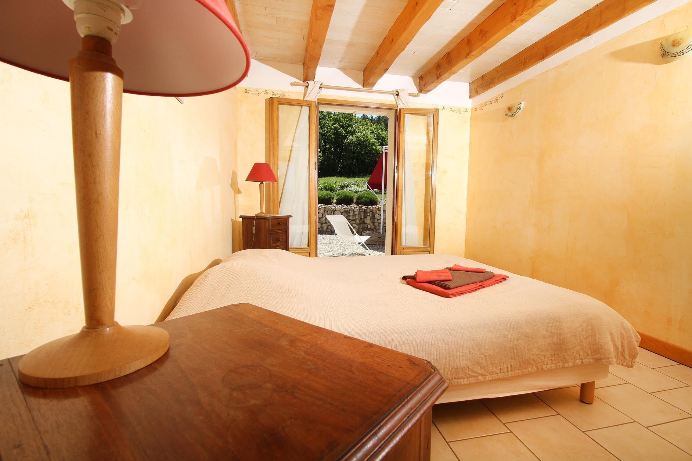 2 間睡房、書桌、熨斗/熨衫板、可攜式嬰兒床