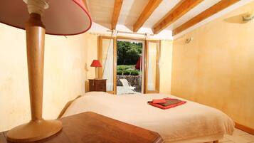 2 slaapkamers, een bureau, een strijkplank/strijkijzer, reisbedje