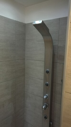 Badewanne, Haartrockner, Bidet, Handtücher