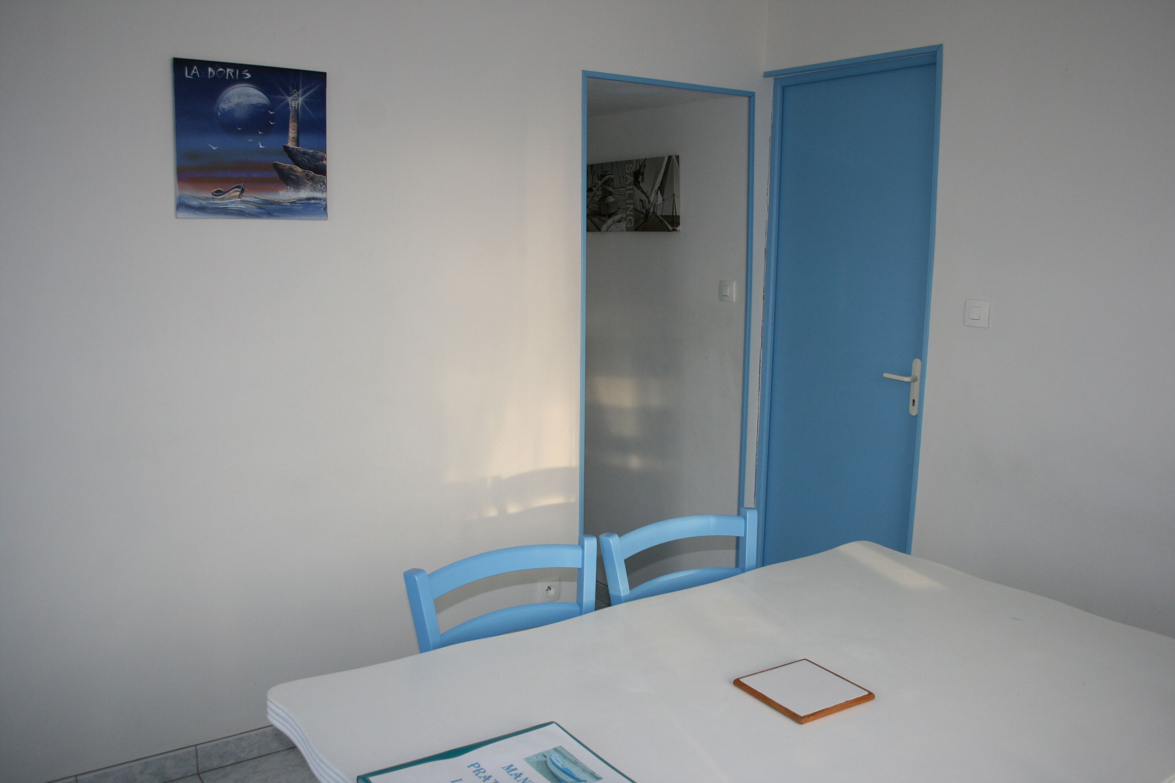 entrée de la cuisine et porte de la chambe