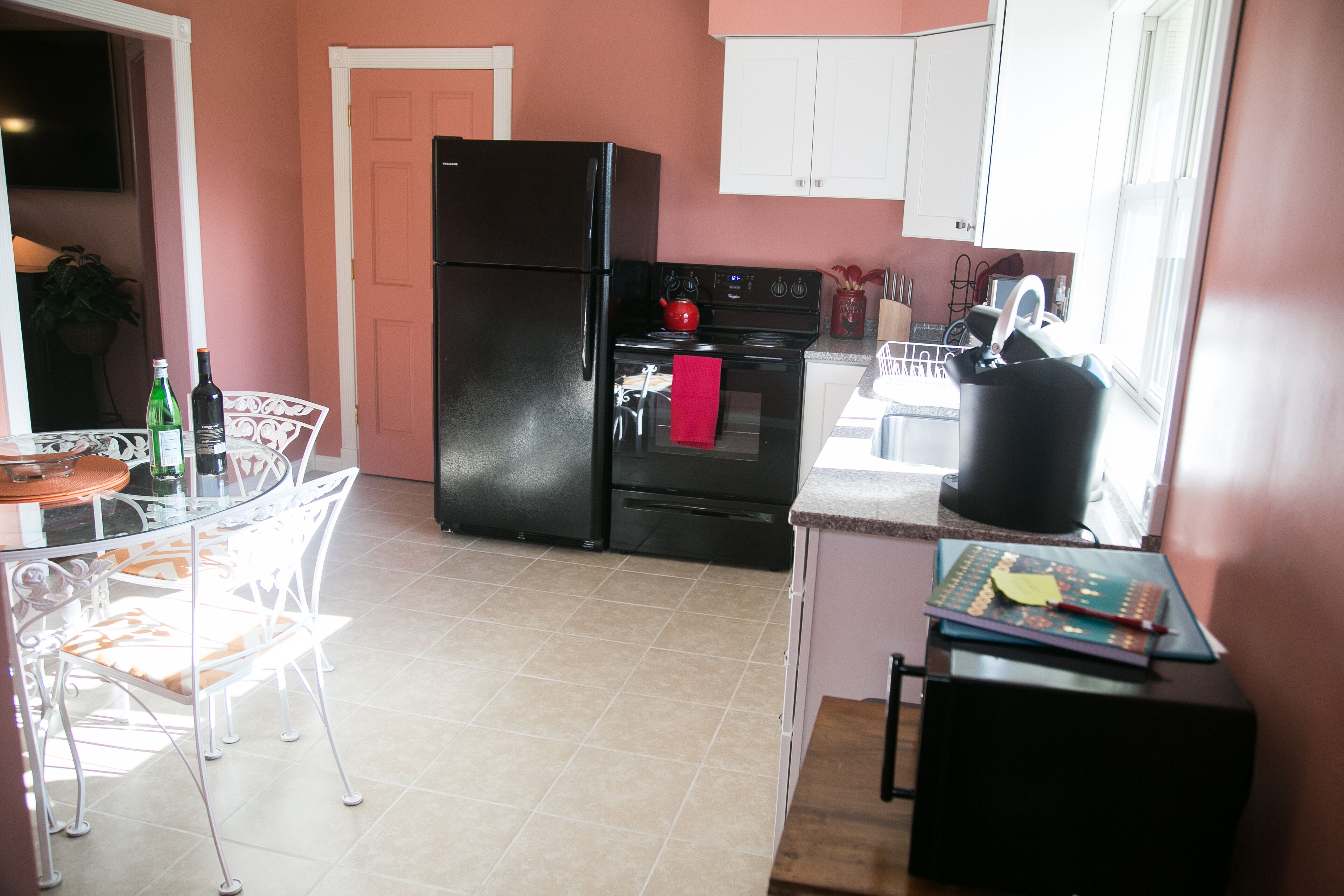 8 minutes from downtown and IU, country setting, IMMACULATE!