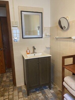 Duschwanne, Handtücher, Seife, Shampoo