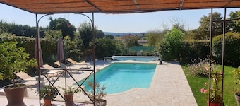 Grande maison familiale - PUYRICARD - piscine, calme, verdure.