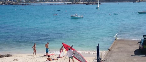 Una spiaggia nelle vicinanze