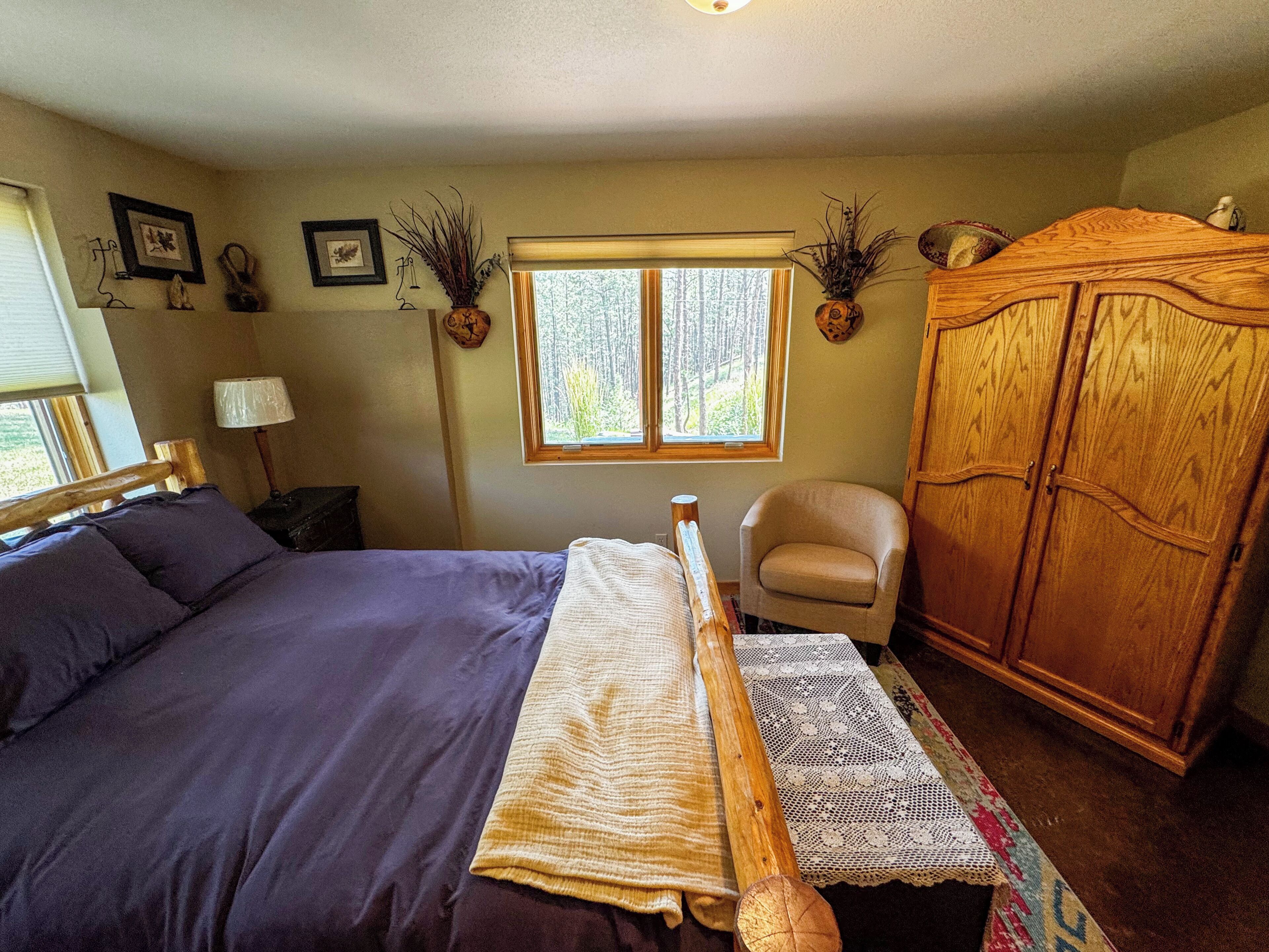 6 bedrooms, desk, iron/ironing board, travel crib