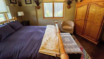 6 bedrooms, desk, iron/ironing board, travel crib