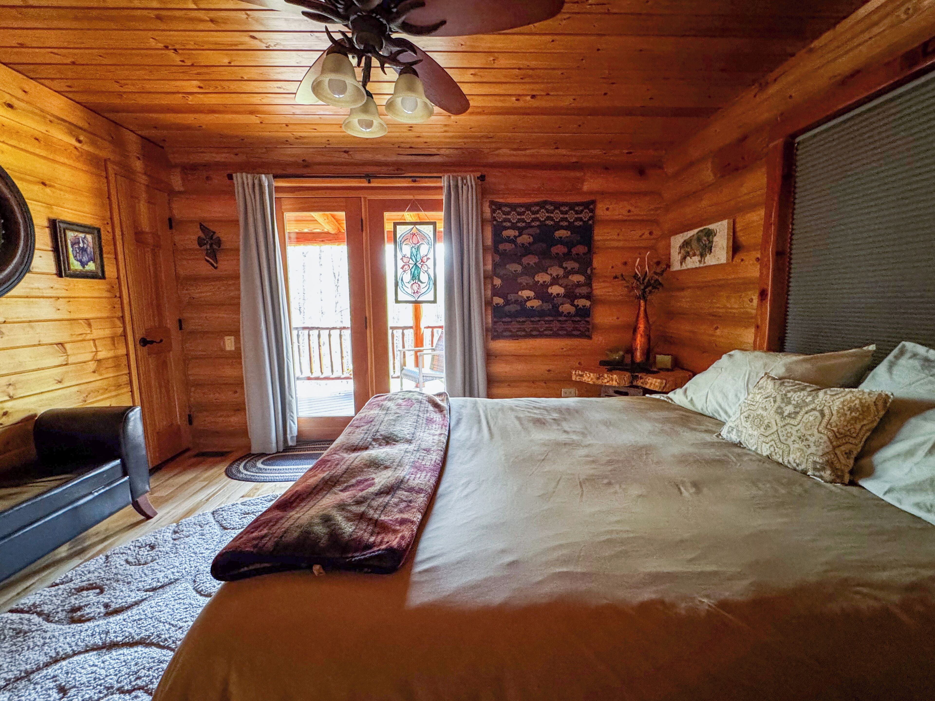 6 bedrooms, desk, iron/ironing board, travel cot
