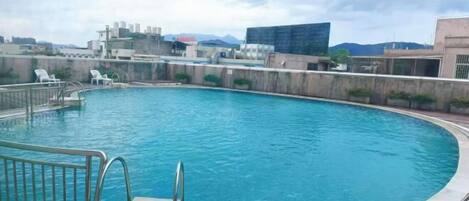 Kolam renang terbuka