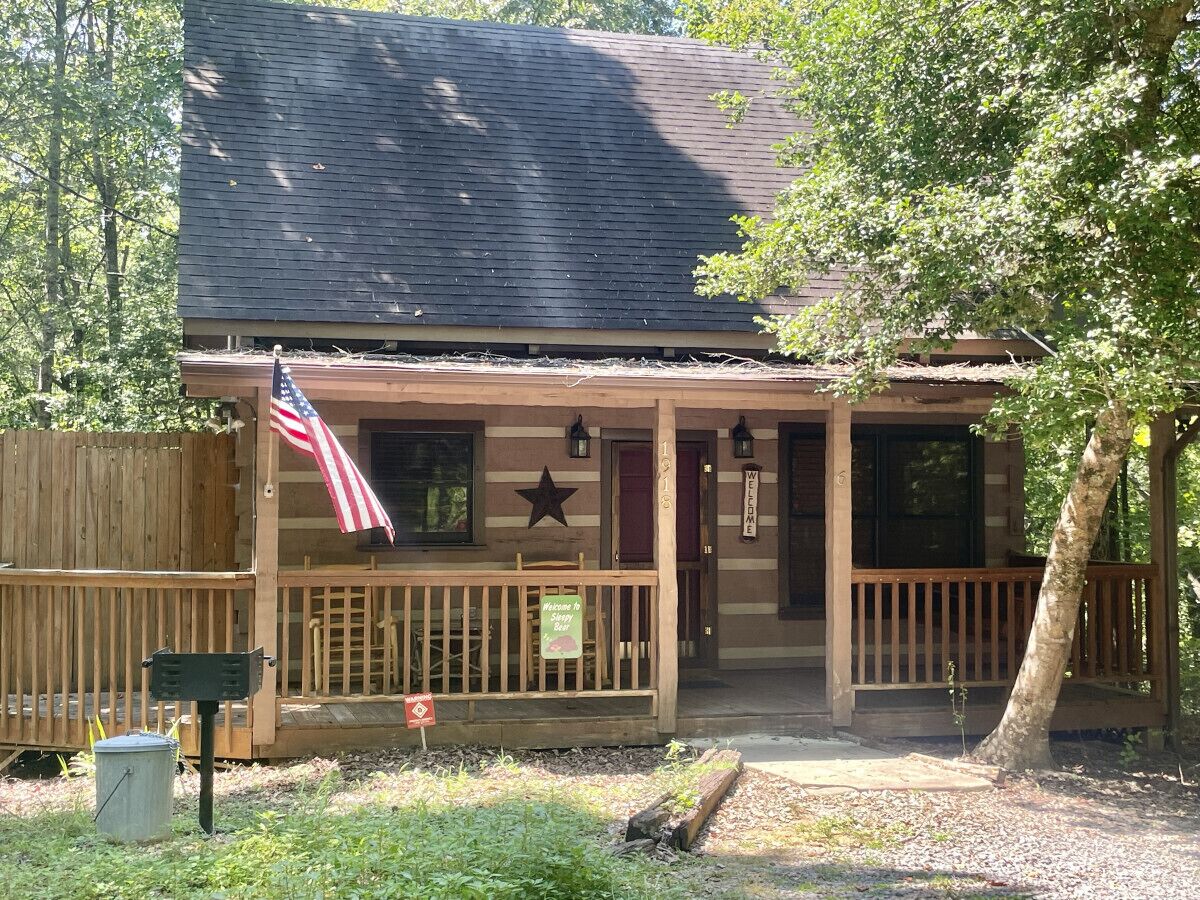 "Sleepy Bear" Gatlinburg Cabin w Heart Shaped Tub <3 Honeymooners Welcome!!