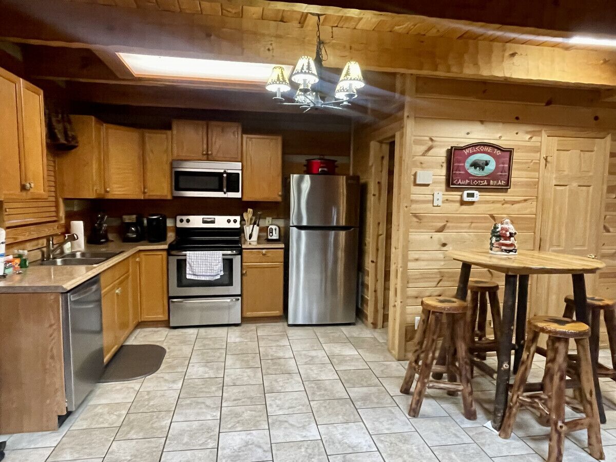 "Sleepy Bear" Gatlinburg Cabin w Heart Shaped Tub <3 Honeymooners Welcome!!