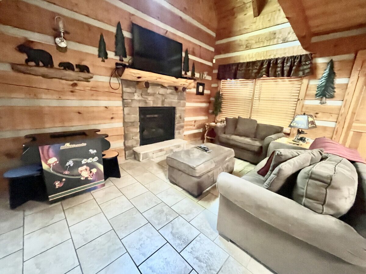 "Sleepy Bear" Gatlinburg Cabin w Heart Shaped Tub <3 Honeymooners Welcome!!