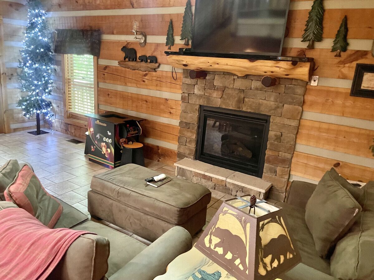 "Sleepy Bear" Gatlinburg Cabin w Heart Shaped Tub <3 Honeymooners Welcome!!