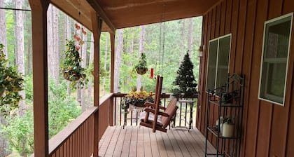 Lake Country Home dans les pins vous invite à venir vous détendre et profiter!