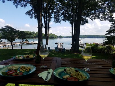 SPECTACULAR LAKEFRONT MODERN OASIS New to VRBO