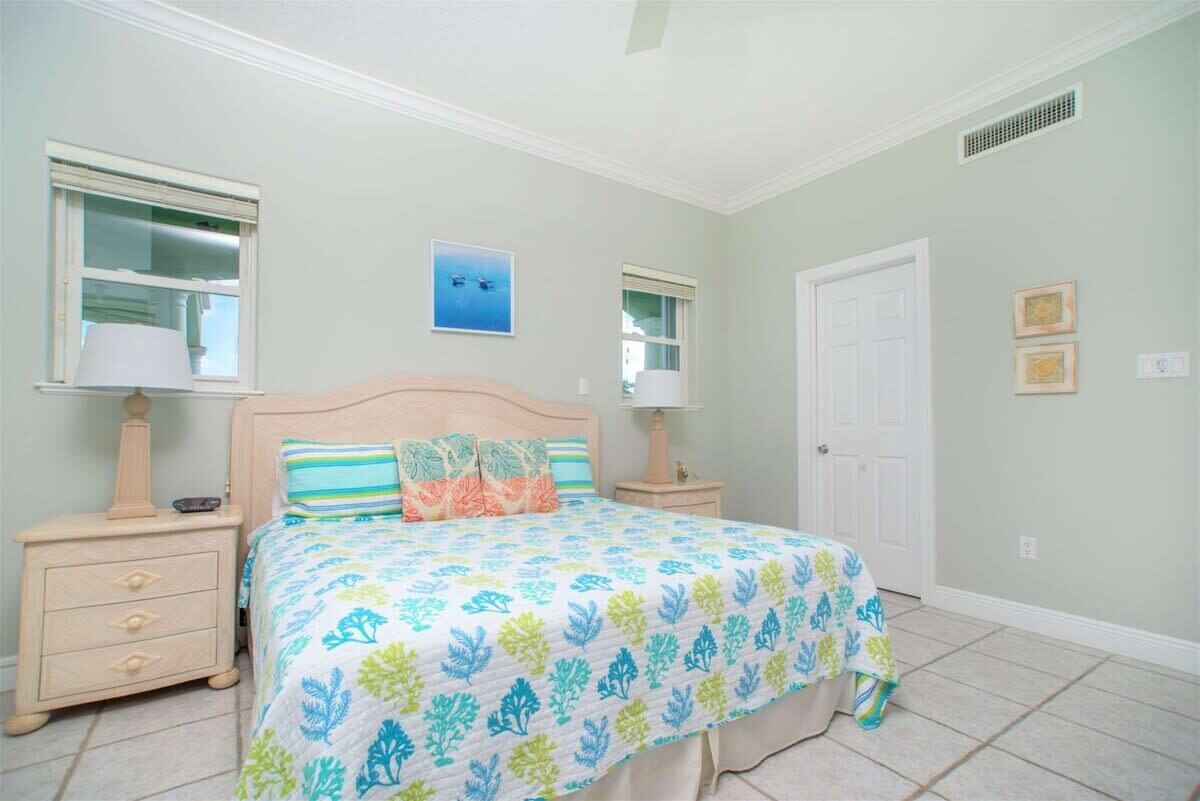 2 bedrooms, desk, iron/ironing board, WiFi