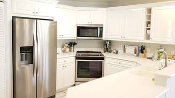 KĂŒhlschrank, Mikrowelle, Ofen, Herdplatte