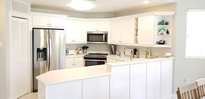 Kylskåp, mikrovågsugn, ugn och spishäll