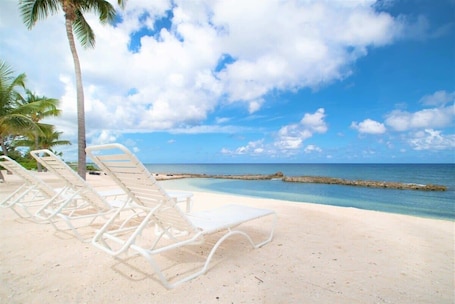 Plage. Nouveau sur le marché, spacieux 2 Bed 2 Bath w / Beach Frnt Pool, une vue imprenable, pour 6 personnes