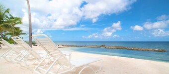 Nuevo en el mercado, 2 amplias habitaciones, 2 baños con playa Frnt, vistas increíbles, para 6 personas