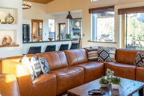 Smart TV, fireplace, DVD player, books - Amazing Views~Firepit~HotTub~Hiking Trails Home (Sedona)