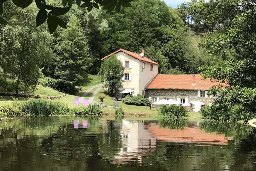 Old mill, private pond, heated pool