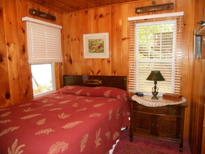 2 bedrooms, iron/ironing board, free WiFi, bed sheets - Pet-Friendly Acorn Cottage.  
Our cottage is our home - you'll feel at home too! (Carp Lake)