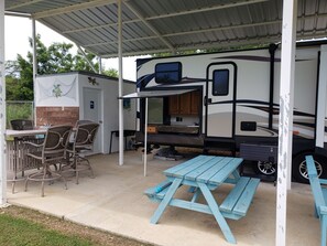 Outdoor dining - El Camper, carretera hacia Combate, Cabo Rojo (Cabo Rojo)