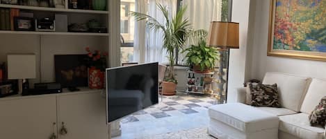 Smart TV, books, stereo