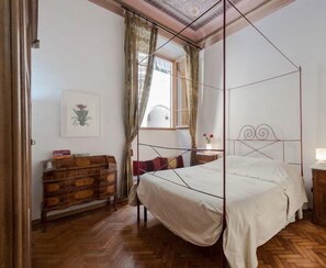 3 chambres, bureau, fer et planche à repasser, lit de bébé portatif