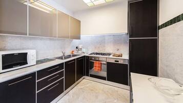 Jääkaappi, mikroaaltouuni, uuni, liesi