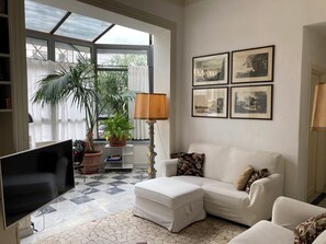 TV connectée, livres, chaîne hi-fi