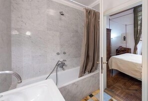 Suihku, hiustenkuivaaja, bidee, pyyhkeet