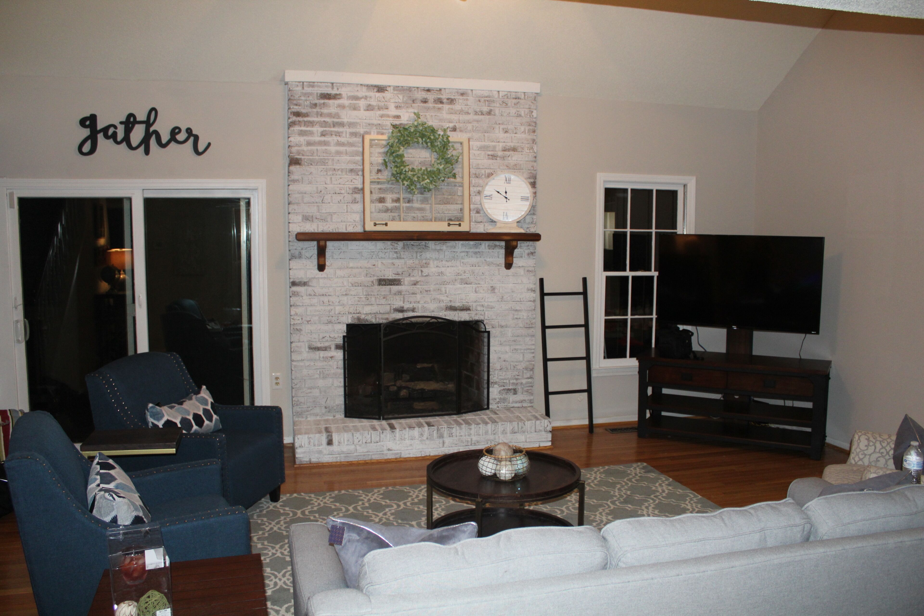 Cape Cod Charmer w/Fire Pit 4BR/3.5BA on Lake Hartwell, near Anderson & Clemson!