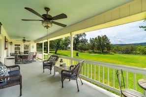 Outdoor dining - Most Beautiful & Serene View on Inks Lake! (Burnet)