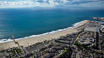 Nær stranden, solsenger og strandhåndklær