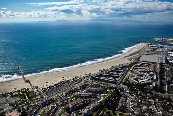 Beach nearby, sun-loungers, beach towels