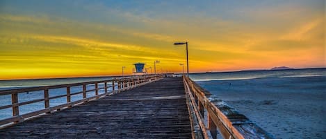 Una playa cerca, sillas reclinables de playa, toallas de playa