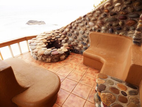 Beachfront Studio Wonderful  Ocean Views, private access to beach