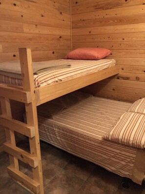 5 bedrooms, free WiFi, bed sheets